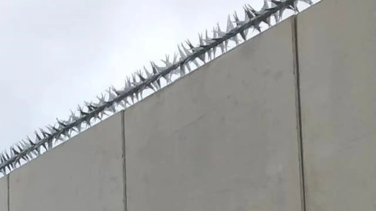 Concertinas en el puerto de Santander. / Alerta