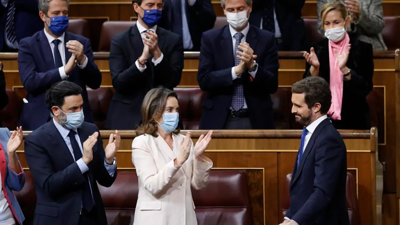 El l&iacute;der del Partido Popular, Pablo Casado (d, delante), recibe los aplausos de varios de los diputados de su partido momentos antes de abandonar el hemiciclo tras su intervenci&oacute;n en la sesi&oacute;n de control al Gobierno, este mi&eacute;rcoles, en el Congreso de los Diputados. EFE/ Chema Moya