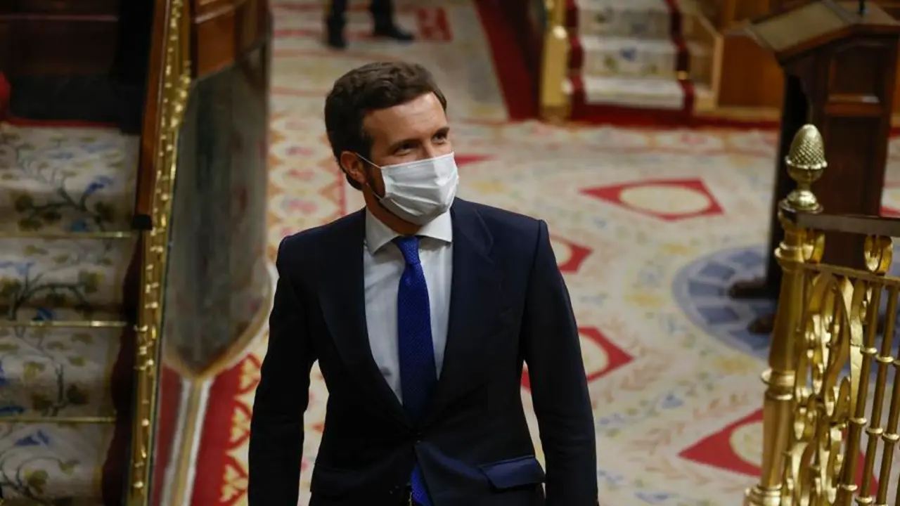 El presidente del Partido Popular, Pablo Casado, abandona el hemiciclo tras hacer una breve intervenci&oacute;n durante la sesi&oacute;n de control al Gobierno, este mi&eacute;rcoles, en el Congreso de los Diputados. EFE/ Chema Moya