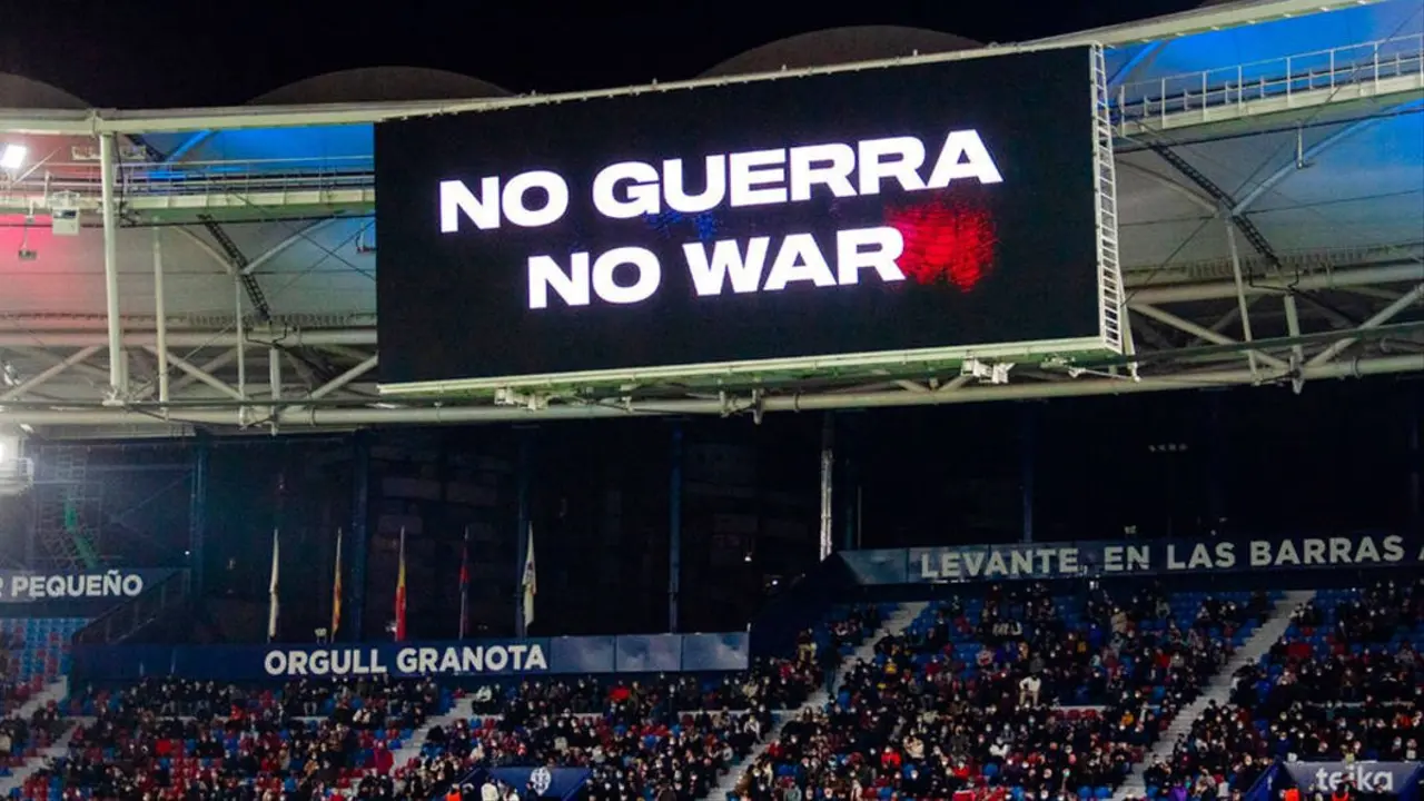 Un videomarcador con el mensaje de &rsquo;No a la guerra&rsquo;, este viernes en el Levante-Elche.
Un videomarcador con el mensaje de &rsquo;No a la guerra&rsquo;, este viernes en el Levante-Elche. /
LEVANTE UD
