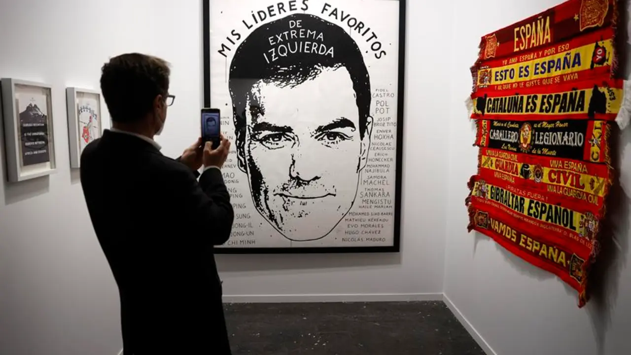 Un visitante fotograf&iacute;a la obra "Mis l&iacute;deres favoritos de extrema izquierda" (c), del artista finland&eacute;s Riiko Sakkinen, expuesta en el espacio dedicado a la galer&iacute;a Galerie Florsblom,en la feria internacional de arte contempor&aacute;neo ARCO 2022 en la jornada de inauguraci&oacute;n oficial, este jueves, en el recinto ferial IFEMA de Madrid. EFE/ Mariscal