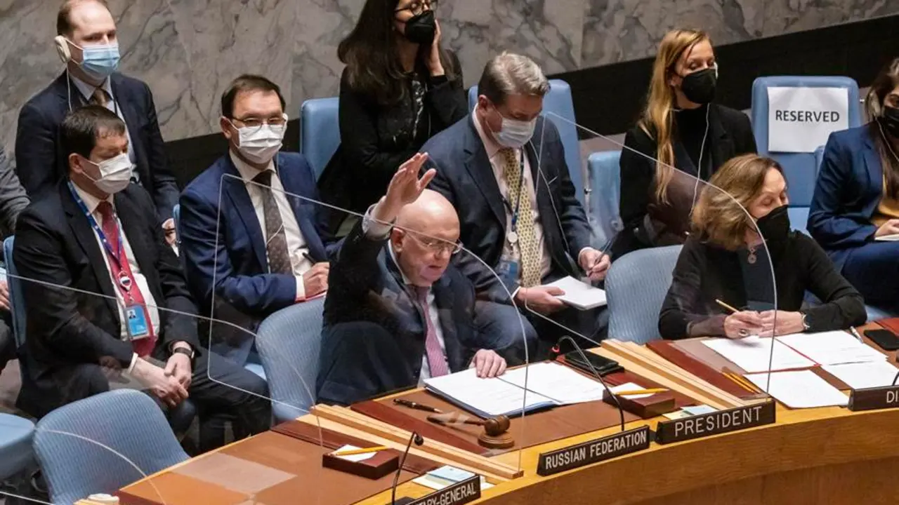 El Embajador de Rusia ante la ONU, Vassily Nebenzia, ejerce el poder de veto de su pa&iacute;s como uno de los cinco miembros permanentes del Consejo de Seguridad de las Naciones Unidas durante la votaci&oacute;n de una resoluci&oacute;n destinada a condenar la invasi&oacute;n rusa de Ucrania y exigir la retirada de todas las tropas rusas. EFE/EPA/JUSTIN LANE