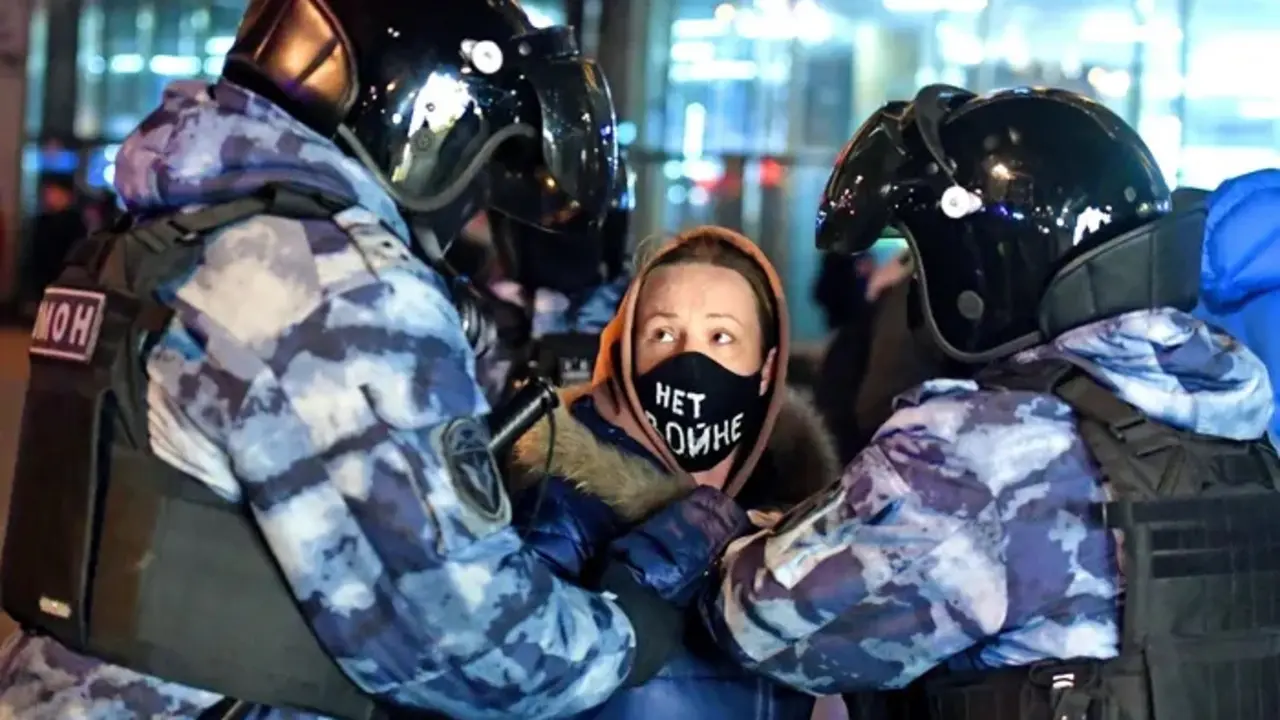 Manifestantes rusos contra la guerra enfrentan represi&oacute;n policial y arrestos