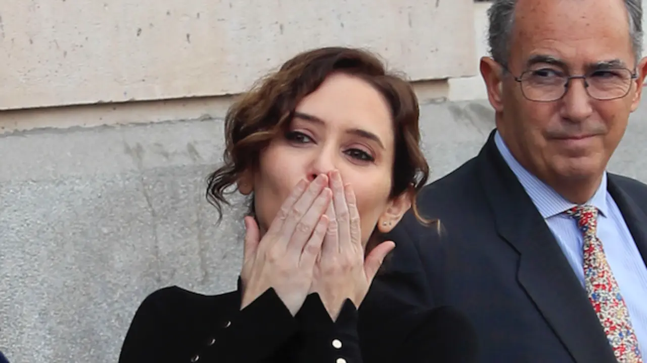 La presidenta de la Comunidad de Madrid, Isabel D&iacute;az Ayuso tras participar con el resto del gobierno regional en el minuto de silencio en homenaje a las v&iacute;ctimas del barco pesquero Villa de Pitanxo en la entrada de la Casa de Correos este mi&eacute;rcoles. EFE/ Fernando Alvarado
