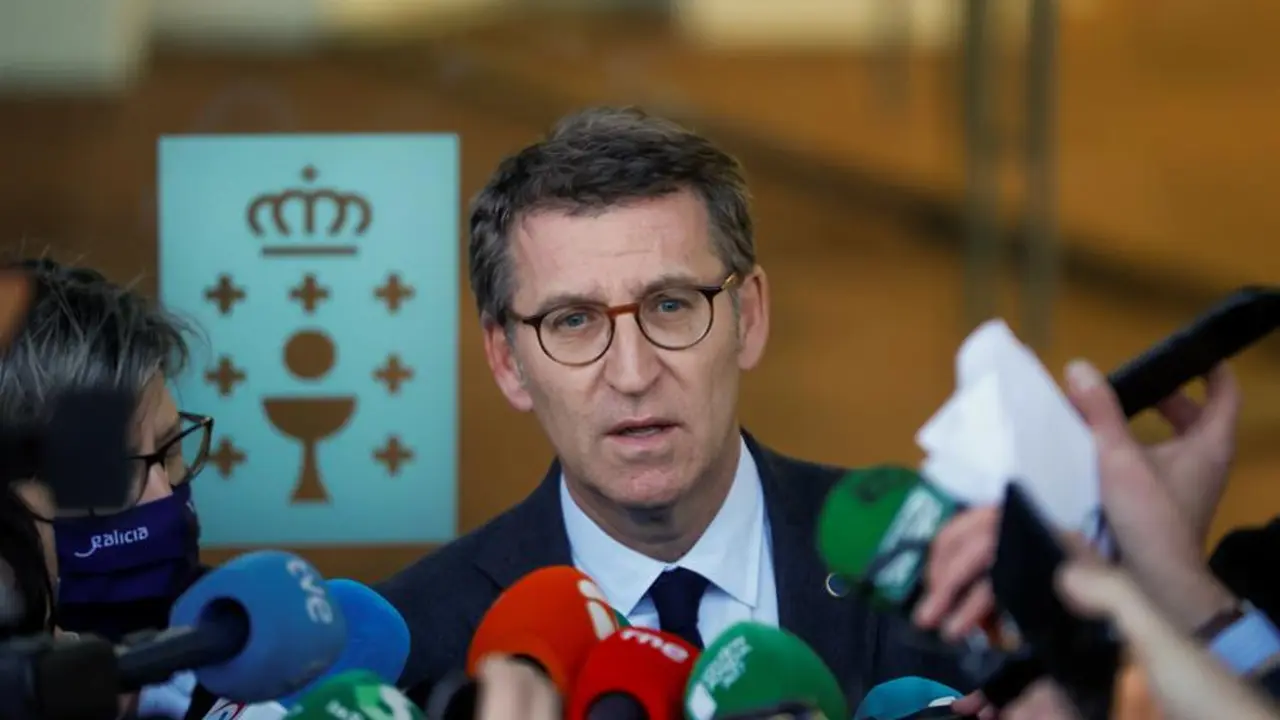 El presidente de la Xunta, Alberto N&uacute;&ntilde;ez Feij&oacute;o, atiende a los medios de comunicaci&oacute;n a su llegada hoy lunes a la reuni&oacute;n con los familiares de los tripulantes del arrastrero Villa de Pitanxo, un encuentro que ser&aacute; en la compostelana Ciudad de la Cultura. EFE / Lavandeira.