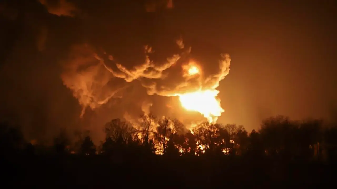 Un gran incendio en un dep&oacute;sito de petr&oacute;leo tras un ataque con misiles rusos, en Vasylkiv, cerca de Kiev, Ucrania, el 27 de febrero de 2022. Las tropas rusas lanzaron una gran operaci&oacute;n militar sobre Ucrania el 24 de febrero, despu&eacute;s de semanas de intensa diplomacia y de la imposici&oacute;n de sanciones occidentales a Rusia para evitar un conflicto armado en Ucrania. (Atentado, Incendio, Rusia, Ucrania) EFE/EPA/ALISA YAKUBOVYCH