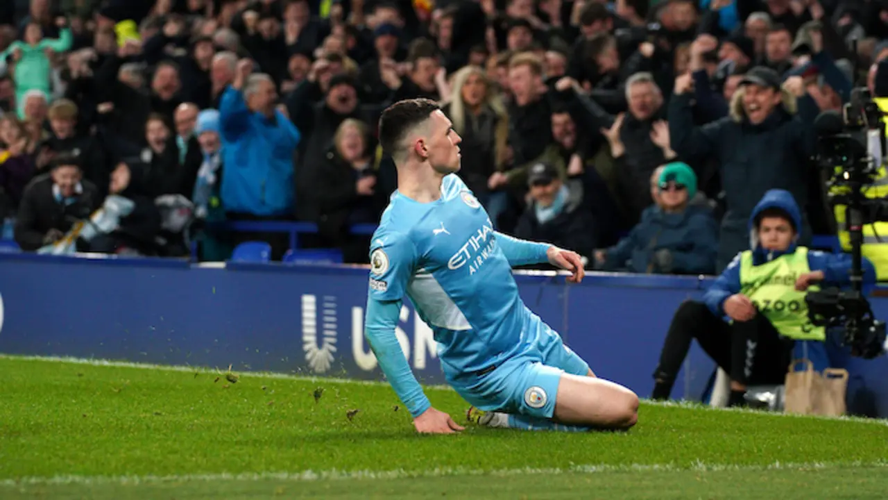 Phil Foden, del Manchester City, celebra el primer gol de su equipo durante el partido de f&uacute;tbol de la Premier League inglesa entre el Everton y el Manchester City en Goodison Park. Foto: Peter Byrne/PA Wire/dpa