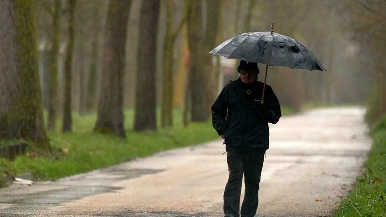Una persona se refugia con un paraguas de la lluvia. / EP