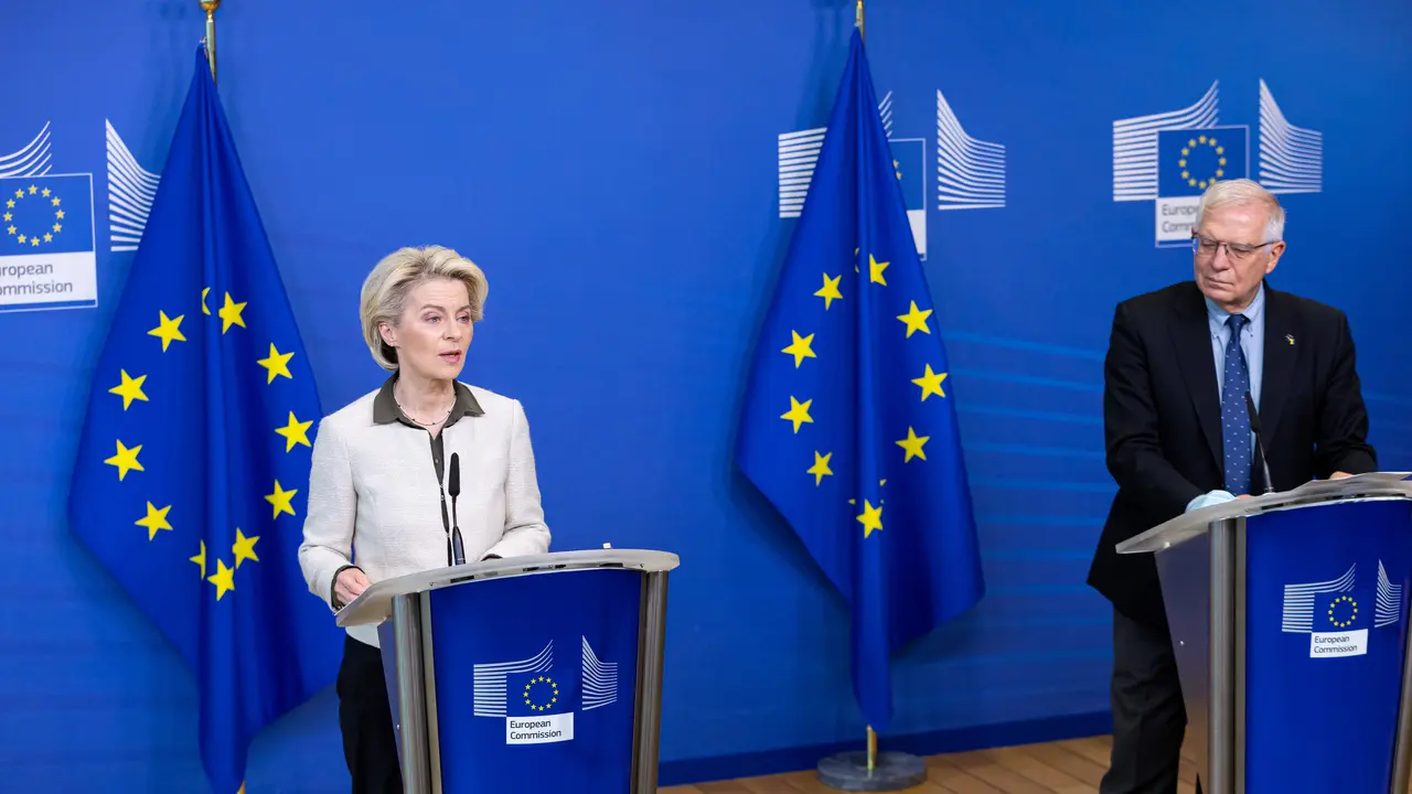 La presidenta de la Comisi&oacute;n Europea, Ursula von der Leyen (izq.), y el responsable de Asuntos Exteriores y Pol&iacute;tica de Seguridad de la Uni&oacute;n Europea, Josep Borrell, ofrecen una declaraci&oacute;n de prensa conjunta sobre nuevas medidas para responder a la invasi&oacute;n rusa de Ucrania, en la Comisi&oacute;n Europea en Bruselas. Foto: Xavier Lejeune/Comisi&oacute;n Europea/dpa -