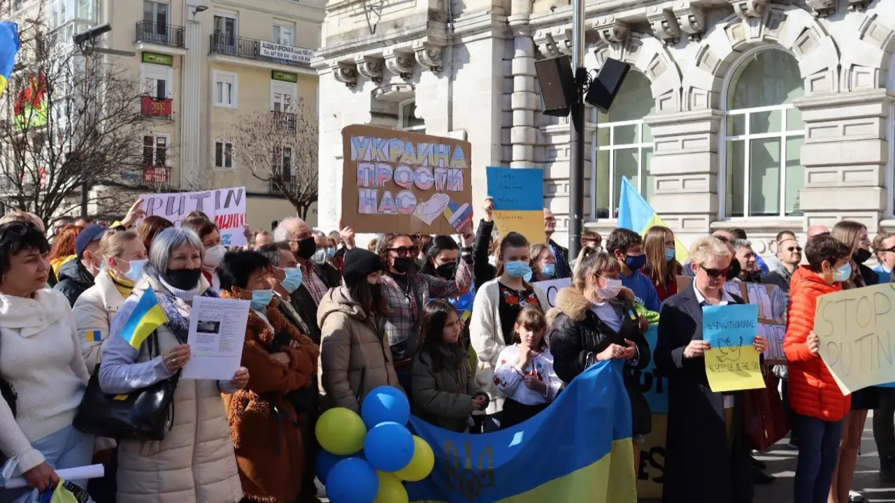 Manifestaci&oacute;n en la plaza del Ayuntamiento de Santander. / ALERTA
