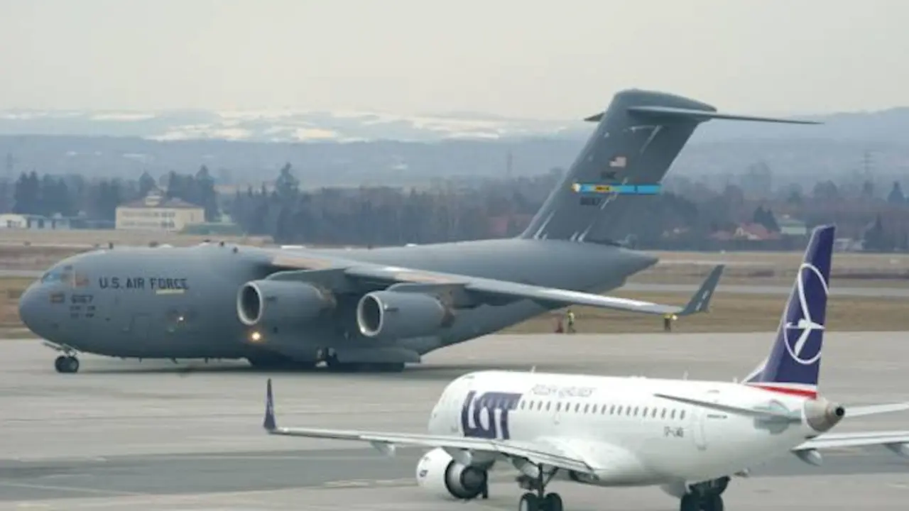 Un avi&oacute;n de transporte de la Fuerza A&eacute;rea estadounidense que transporta equipo militar y tropas llega al aeropuerto de Rzeszow-Jasionka, en el sureste de Polonia, el 6 de febrero de 2022. / JANEK SKARZYNSKI / AFP