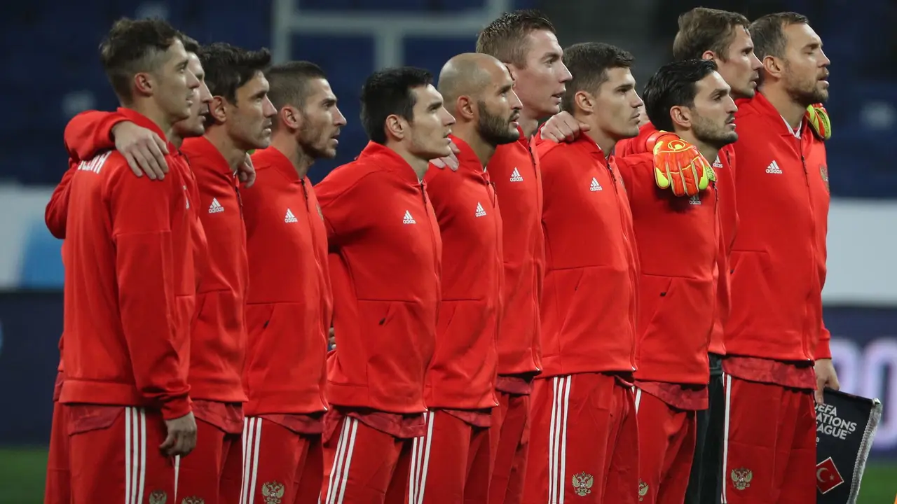 Los jugadores de la selecci&oacute;n rusa antes, de un partido contra Turqu&iacute;a en la Liga de Naciones en octubre de 2020.