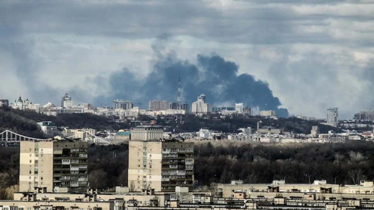 Columnas de humo sobre Kiev, Ucrania.