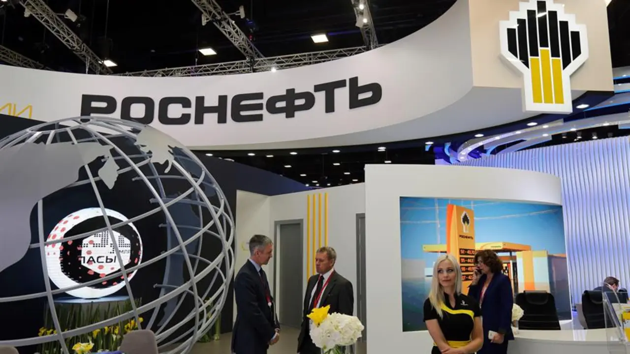 Stand de exhibici&oacute;n de la compa&ntilde;&iacute;a rusa de petr&oacute;leo 'Rosneft' durante el Foro Econ&oacute;mico Internacional de San Petersburgo en San Petersburgo, Rusia, en una fotograf&iacute;a de archivo. EPA/YURI KOCHETKOV