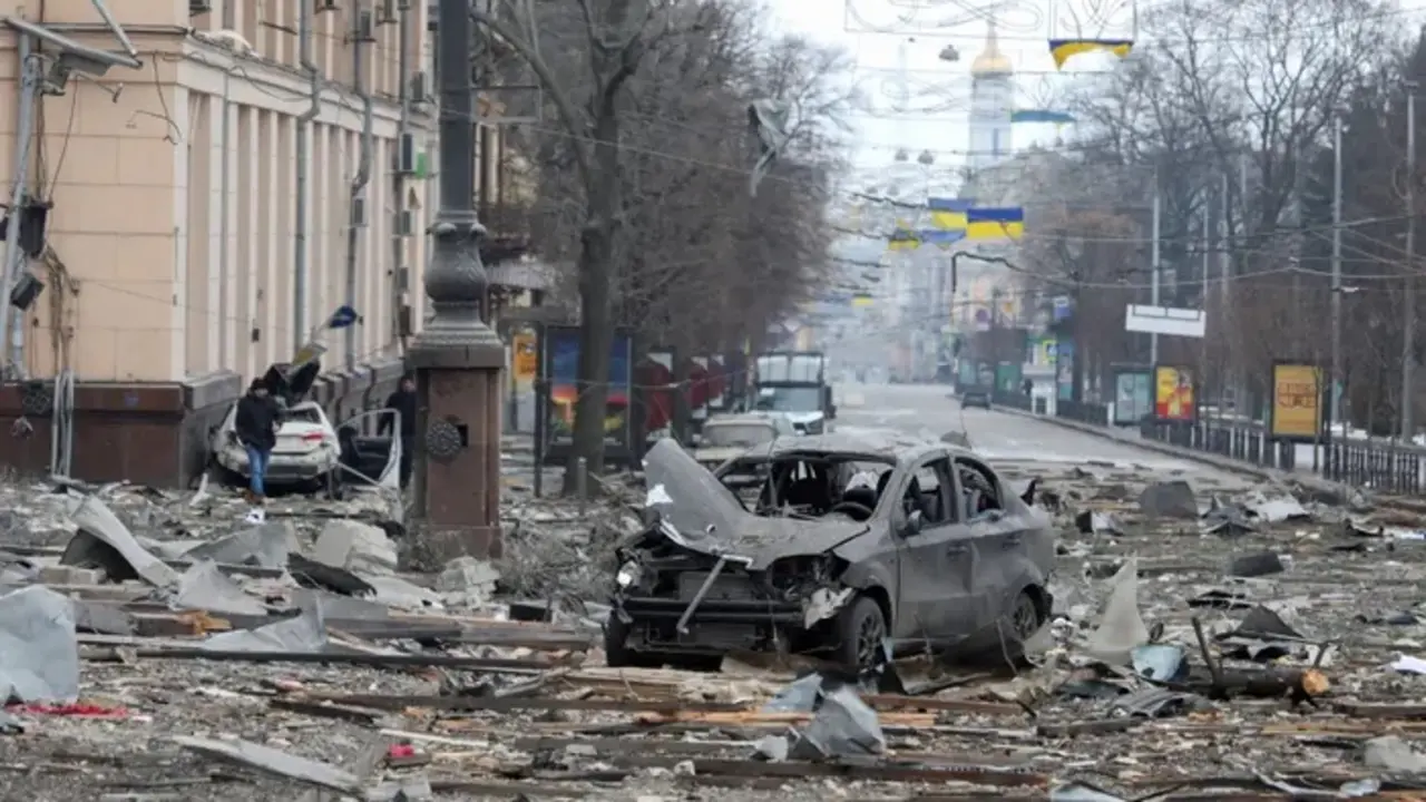 Un misil alcanza el edificio central de Kharkiv mientras contin&uacute;an los ataques rusos