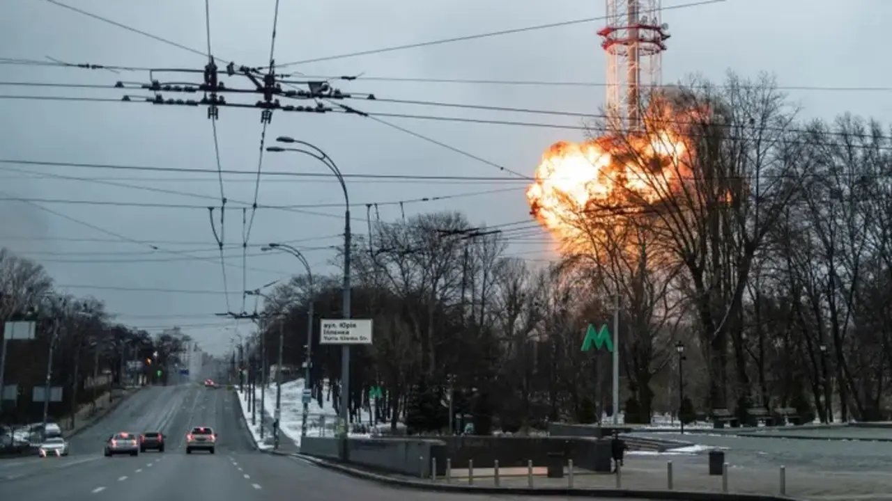 Explosiones mortales en la torre de televisi&oacute;n de Kiev interrumpen transmisiones en Ucrania.