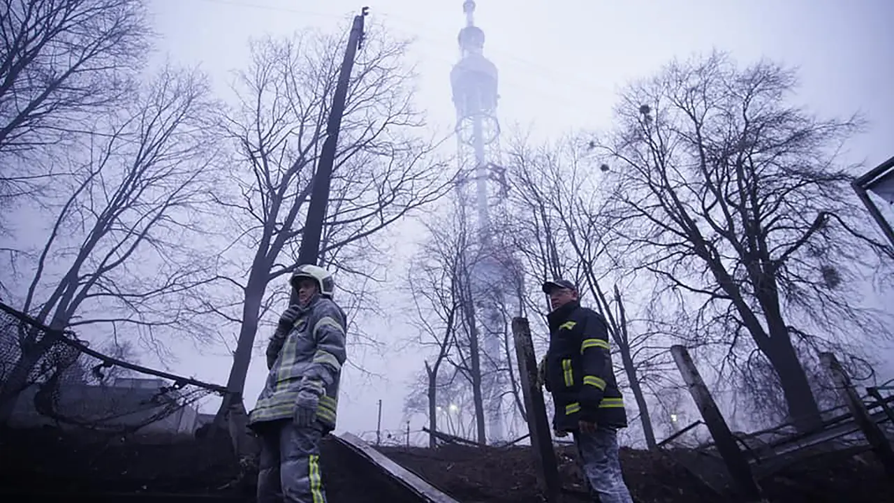 Personal de emergencia de guardia frente a la torre de televisi&oacute;n de Kiev despu&eacute;s de que fuera atacada durante el asalto ruso a la ciudad. (La mejor calidad posible) Foto: -/Servicio Estatal de Emergencia de Ucrania/dpa - ATENCI&Oacute;N: uso editorial &uacute;nicamente y s&oacute;lo si se hace referencia al cr&eacute;dito mencionado en su totalidad
Fecha: 01/03/2022.

Firma: - / Ukrainian State Emergency Serv / DPA - S&oacute;lo para uso en Espa&ntilde;a