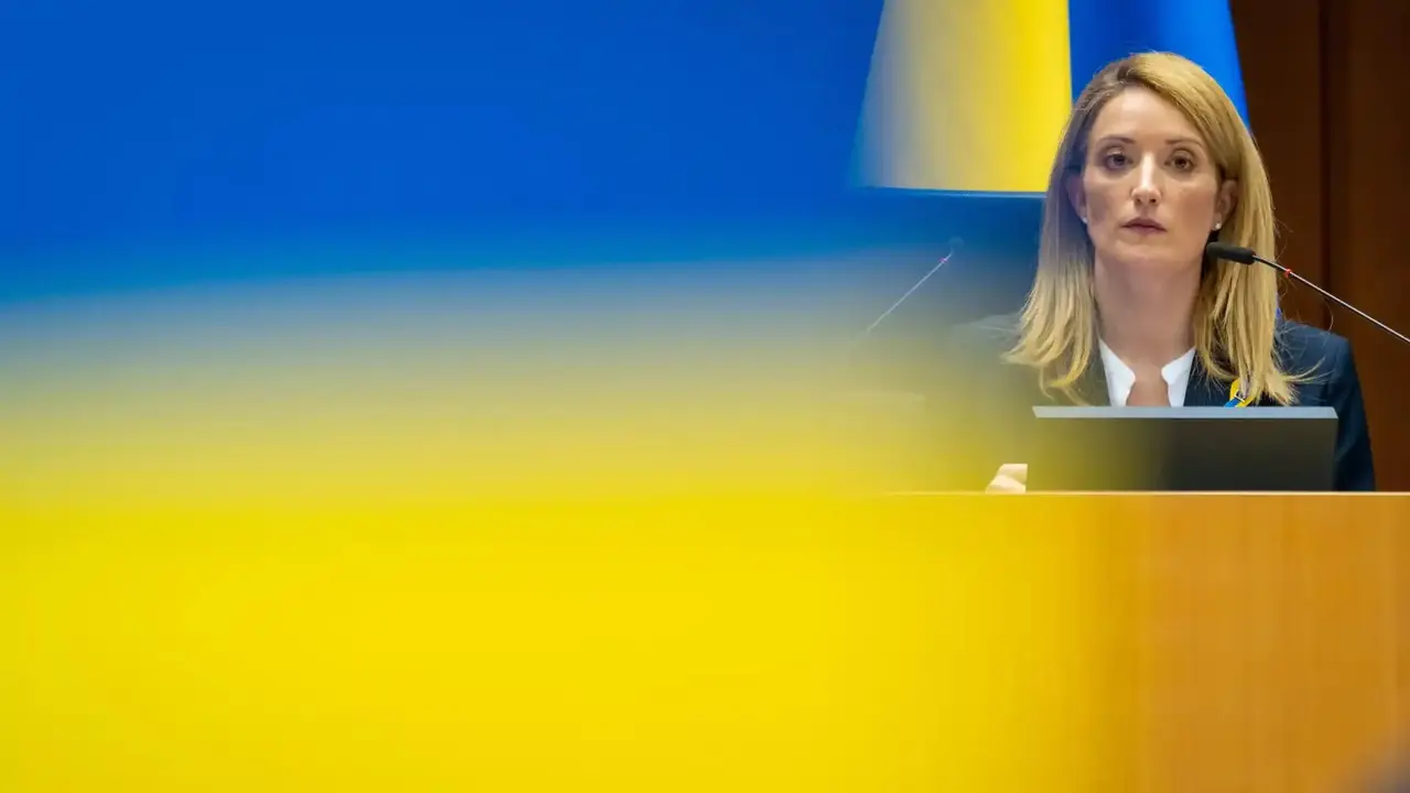 La presidenta de la Euroc&aacute;mara, Roberta Metsola, con la bandera de Ucrania durante el debate de este martes Parlamento Europeo