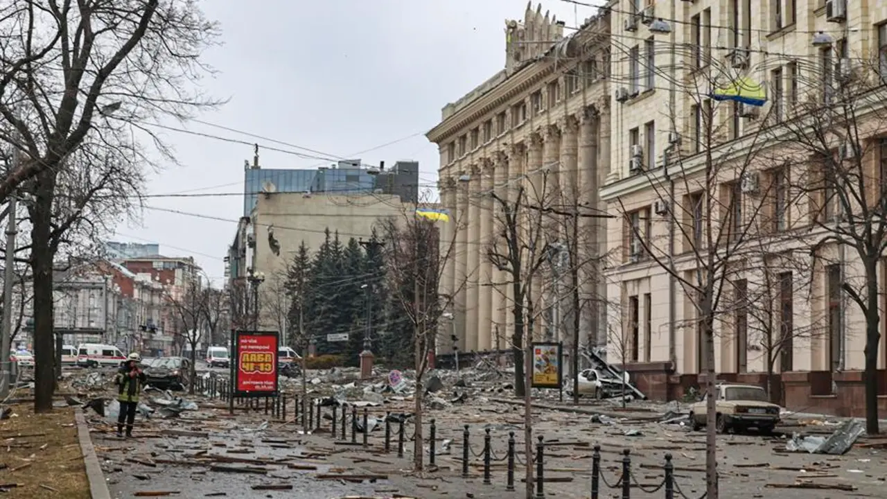 Edificios administrativos da&ntilde;ados tras un bombardeo ruso en el centro de Kharkiv, Ucrania, 1 de marzo de 2022. Las tropas rusas entraron en Ucrania el 24 de febrero, lo que llev&oacute; al presidente del pa&iacute;s a declarar la ley marcial y provoc&oacute; una serie de anuncios por parte de los pa&iacute;ses occidentales de imponer severas sanciones econ&oacute;micas a Rusia. (Rusia, Ucrania) EFE/EPA/SERGEY KOZLOV