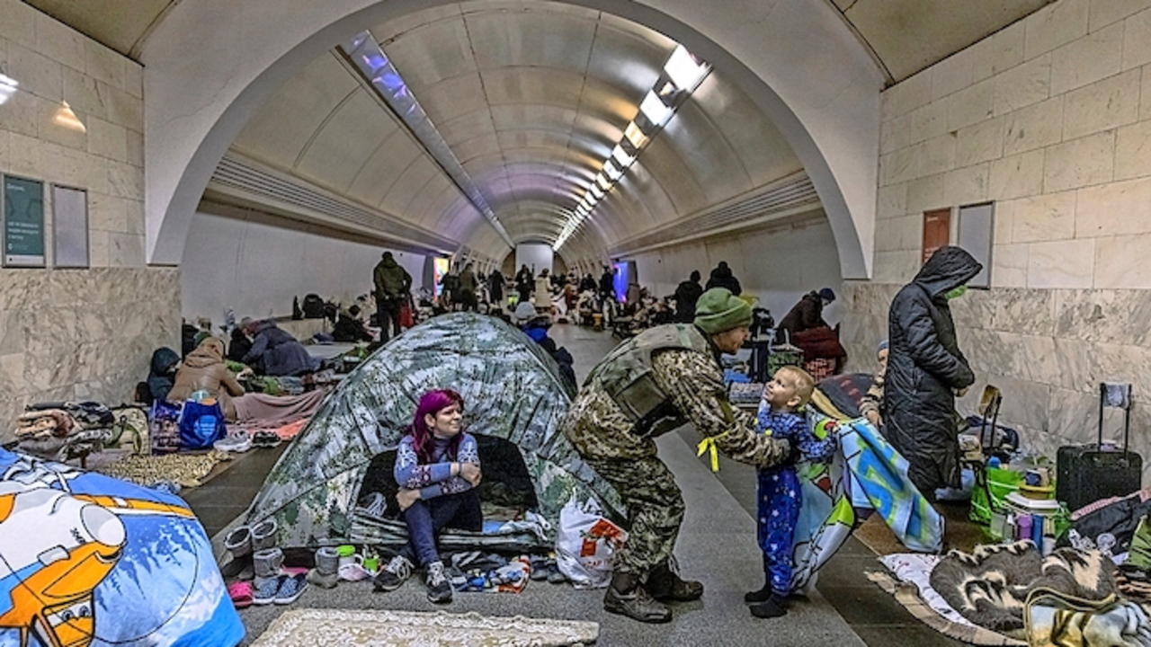 Un militar ucraniano que entr&oacute; en la estaci&oacute;n de metro de Dorohozhychi, que se utiliza como refugio antibombas, abraza a su hijo que se encuentra all&iacute;, en Kyiv (Kiev), Ucrania, 02 de marzo de 2022. Las tropas rusas entraron en Ucrania el 24 de febrero, lo que llev&oacute; al presidente del pa&iacute;s a declarar la ley marcial y desencaden&oacute; una serie de severas sanciones econ&oacute;micas impuestas por los pa&iacute;ses occidentales a Rusia. (Atentado, Rusia, Ucrania) EFE/EPA/ROMAN PILIPEY