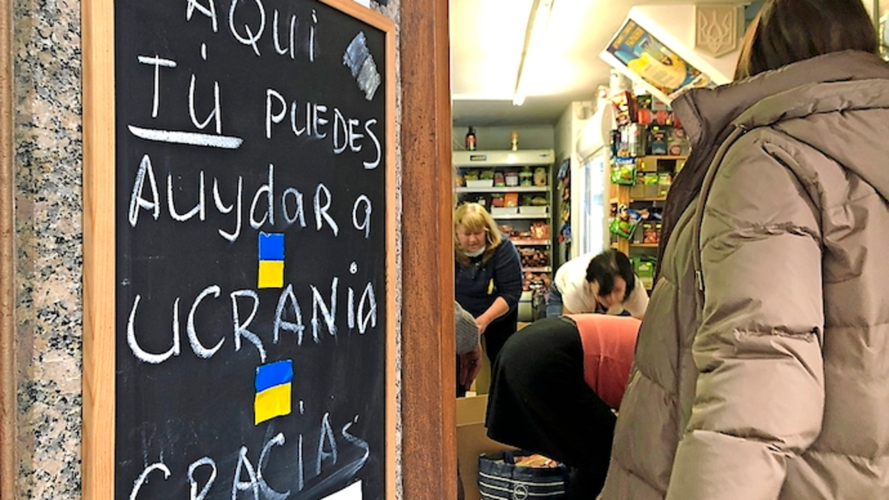 SANTANDER, 02/03/2022.- Imagen hoy mi&eacute;rcoles de una de las tiendas que colaboran junto a empresas de transporte, organizaciones sociales, ayuntamientos, instituciones y particulares c&aacute;ntabros en respuesta a la llamada de ayuda de los ucranianos residentes en Cantabria y se est&aacute;n volcando en la recogida de ayuda humanitaria para enviar a su pa&iacute;s. EFE / Pablo Ayerbe.
