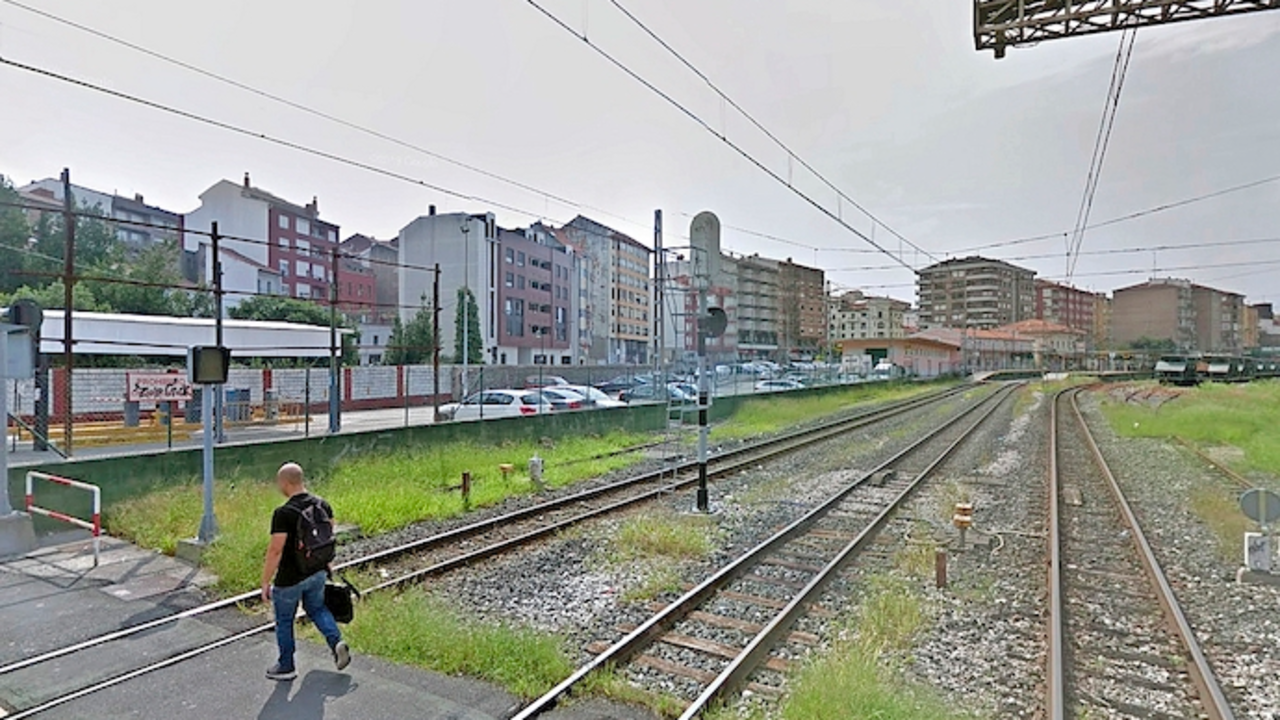 Un hombre cruza las v&iacute;as del tren que dividen la ciudad. / ALERTA