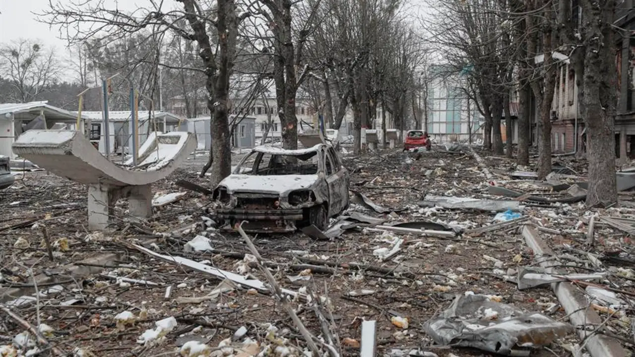 Secuelas de un bombardeo nocturno contra instalaciones militares ucranianas en Brovary, cerca de Kiev (Kiev), Ucrania, 1 de marzo de 2022. Las tropas rusas entraron en Ucrania el 24 de febrero, lo que llev&oacute; al presidente del pa&iacute;s a declarar la ley marcial y desencaden&oacute; una serie de anuncios por parte de los pa&iacute;ses occidentales de imponer severas sanciones econ&oacute;micas a Rusia. (Rusia, Ucrania) EFE/EPA/SERGEY DOLZHENKO