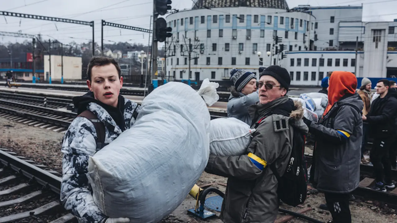 Varias personas cargan provisiones, a 3 de marzo de 2022, en Kiev (Ucrania). Despu&eacute;s de 8 d&iacute;as de conflicto b&eacute;lico desde el inicio de los ataques en Ucrania por parte de Rusia, el balance de la guerra seg&uacute;n las &uacute;ltimas informaciones, tanto por parte del gobierno ucraniano como de ACNUR, es de al menos 2.000 civiles muertos y de alrededor de un mill&oacute;n de refugiados que han huido de Ucrania. Las delegaciones de Rusia y Ucrania han acordado el establecimiento de corredores humanitarios para la evacuaci&oacute;n y la entrega de alimentos y medicinas en el marco del conflicto y un posible alto el fuego temporal.
03 MARZO 2022;KIEV;UCRANIA;CIVILES UCRANIANOS;ATAQUE RUSO;ESTACI&Oacute;N DE TREN
Diego Herrera / Europa Press
03/3/2022