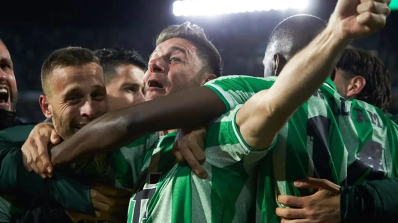 Sergio Canales y Joaqu&iacute;n celebran el pase del Betis a la final de Copa - Joaquin Corchero / AFP7 / Europa Press