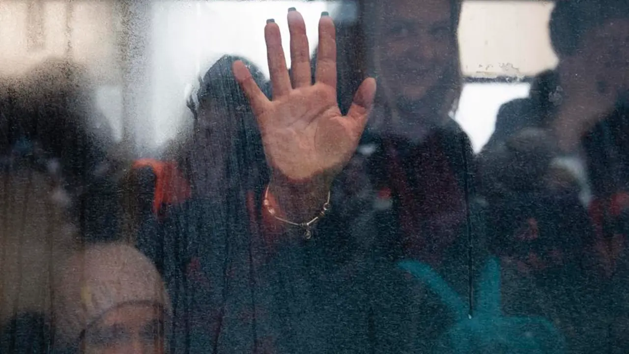 Una mujer pone la mano en la ventanilla dentro de un autob&uacute;s durante la evacuaci&oacute;n de ucranianos a Kiev, tomada por los combatientes de la defensa territorial, en la peque&ntilde;a ciudad de Irpin, cerca de Kiev, el jueves en Ucrania. Seg&uacute;n el Alto Comisionado de las Naciones Unidas para los Refugiados (ACNUR), la ofensiva militar en Ucrania ha causado la destrucci&oacute;n de infraestructuras civiles y v&iacute;ctimas civiles, obligando a miles de ucranianos a huir de sus hogares en busca de seguridad y asistencia. Las tropas rusas entraron en Ucrania el pasado 24 de febrero. EFE/ Mikhail Palinchak