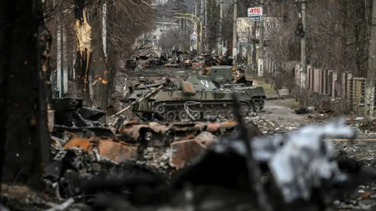 Vista general muestra veh&iacute;culos blindados rusos destruidos en la ciudad de Bucha, al oeste de Kiev, el 4 de marzo de 2022. / ARIS MESSINIS/AFP