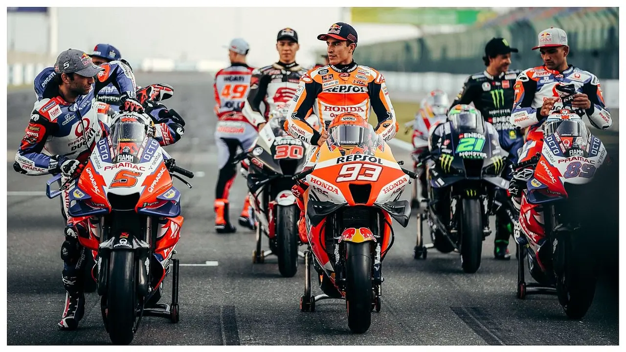 Marc M&aacute;rquez, en la recta de Lusail para la foto oficial.REPSOL HONDA