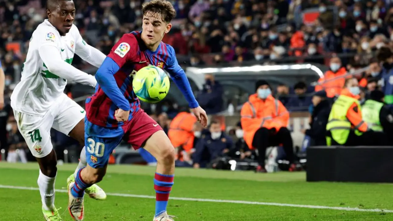 El centrocampista del FC Barcelona, Gavi (d), conduce el bal&oacute;n ante el defensa colombiano del Elche, Helibelton Palacios en el estadio Camp Nou, en Barcelona en foto de archivo de Quique Garc&iacute;a.