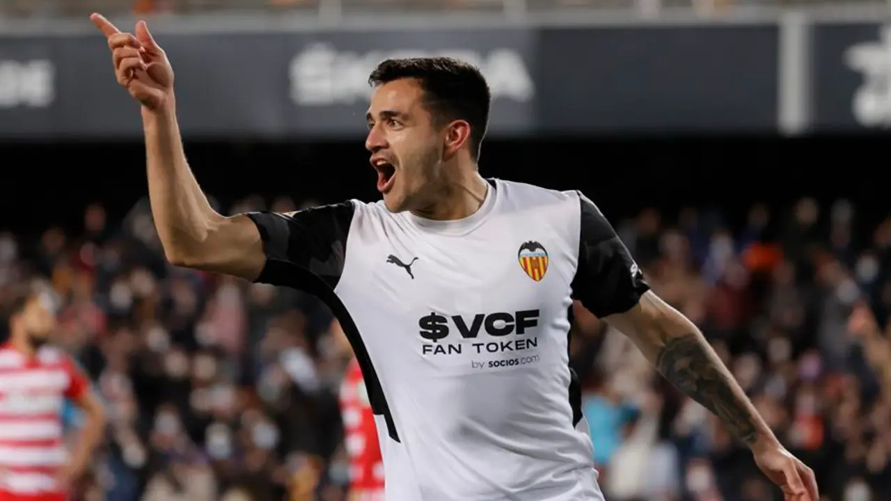 El delantero uruguayo del Valencia CF Maxi G&oacute;mez celebra su gol, segundo del equipo ante el Granada CF, durante el partido de la jornada 27 de Liga en Primera Divisi&oacute;n en el estadio de Mestalla, en Valencia. EFE/Juan Carlos C&aacute;rdenas