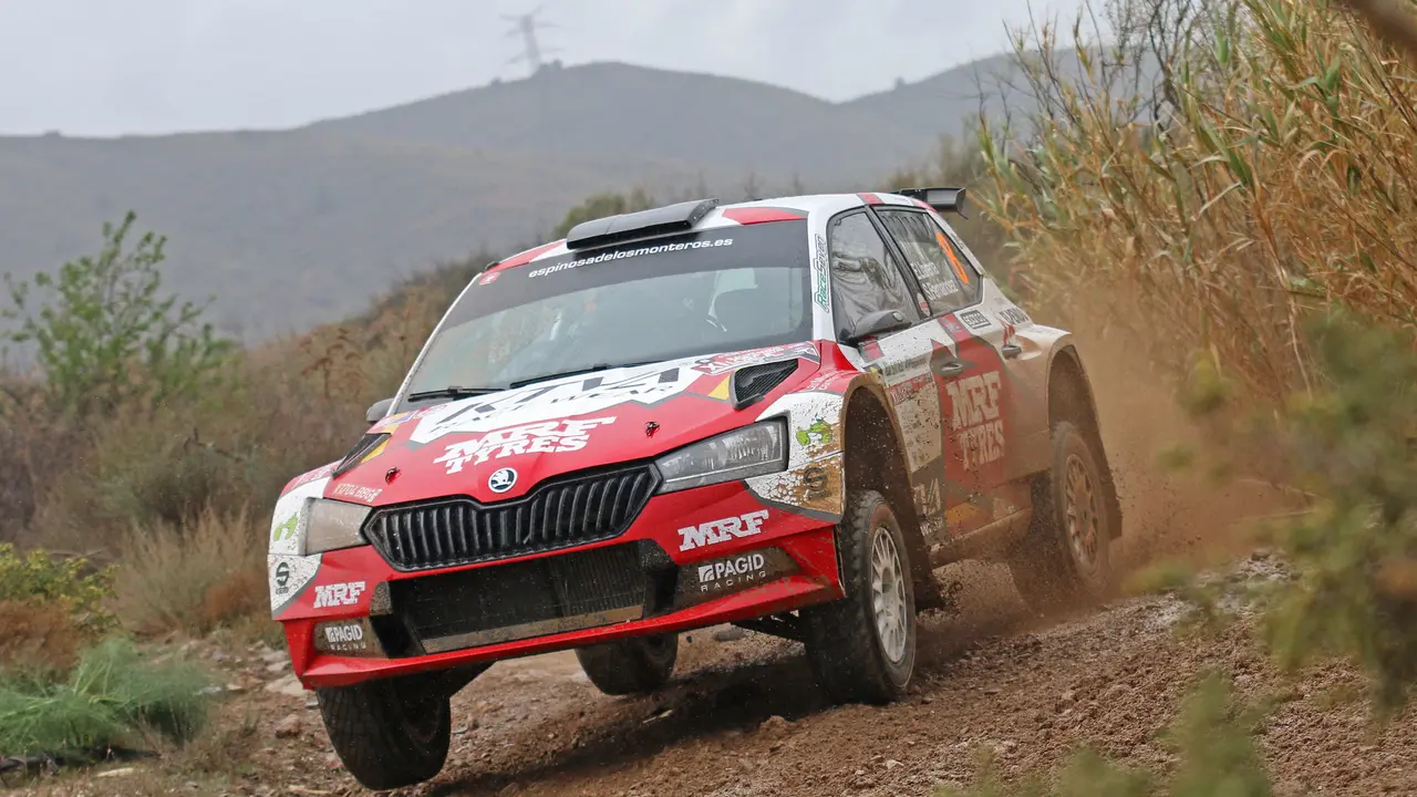 El burgal&eacute;s Efr&eacute;n Llarena y copiloto, la c&aacute;ntabra Sara Fern&aacute;ndez, han conseguido este s&aacute;bado la victoria en la und&eacute;cima edici&oacute;n del Rally Tierras Altas de Lorca.