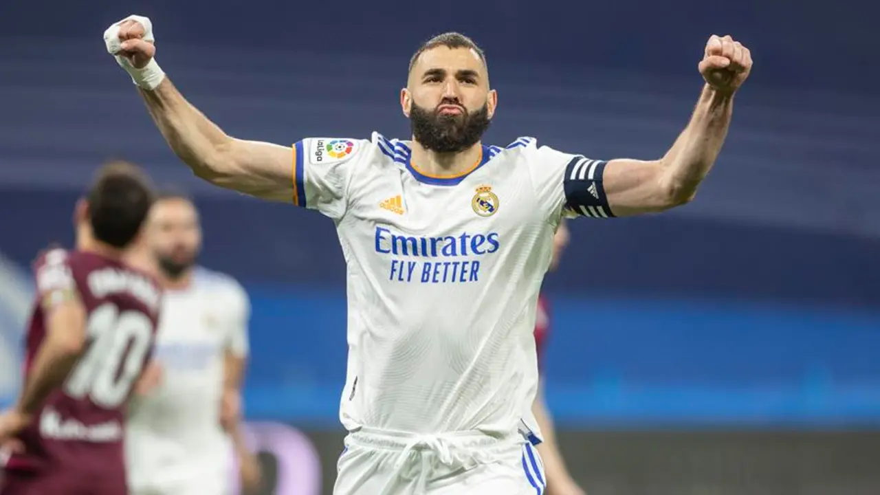 El delantero del Real Madrid Karim Benzema celebra su gol, tercero ante la Real Sociedad, durante el partido de la jornada 27 de LaLiga que Real Madrid y Real Sociedad disputan hoy s&aacute;bado en el estadio Santiago Bernab&eacute;u, en Madrid. EFE/Rodrigo Jim&eacute;nez