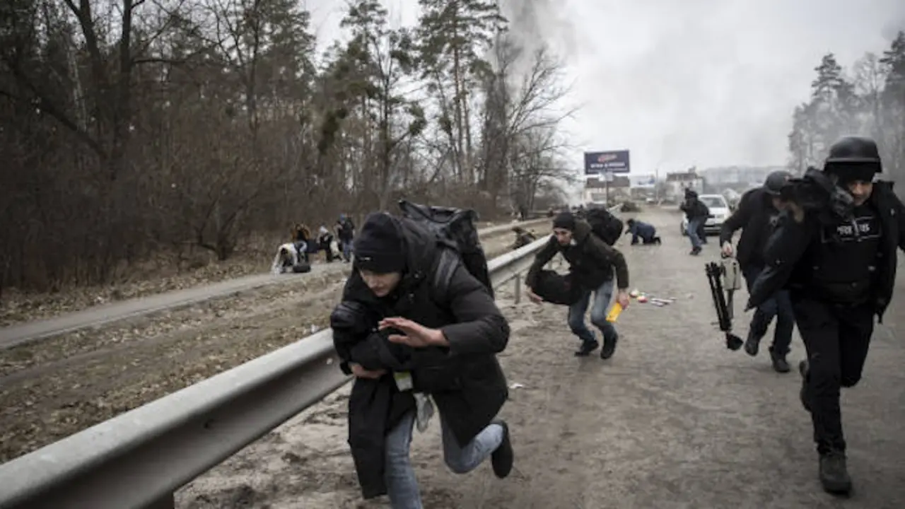Inmediaciones del puente de la ciudad de Irpin, al noroeste de Kiev, explosiones a pocos metros durante la evacuaci&oacute;n de civiles mientras duran los ataques rusos a Ucrania, en Irpin, Ucrania, el 6 de marzo de 2022 / Emin Sansar/Anadolu