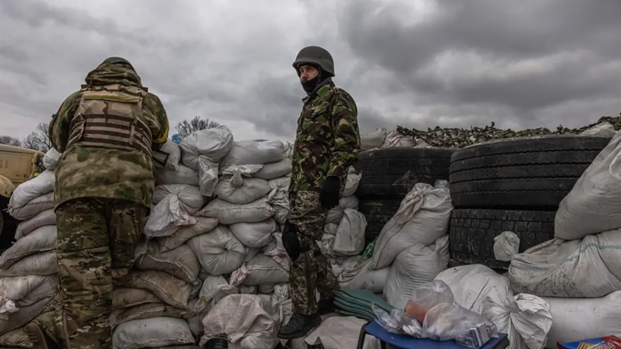 Un miembro de las Fuerzas de Defensa Territorial monta guardia en un puesto de control en la l&iacute;nea del frente oriental de la regi&oacute;n de Kiev (Ucrania), el 5 de marzo de 2022. EFE/EPA/ROMAN PILIPEY