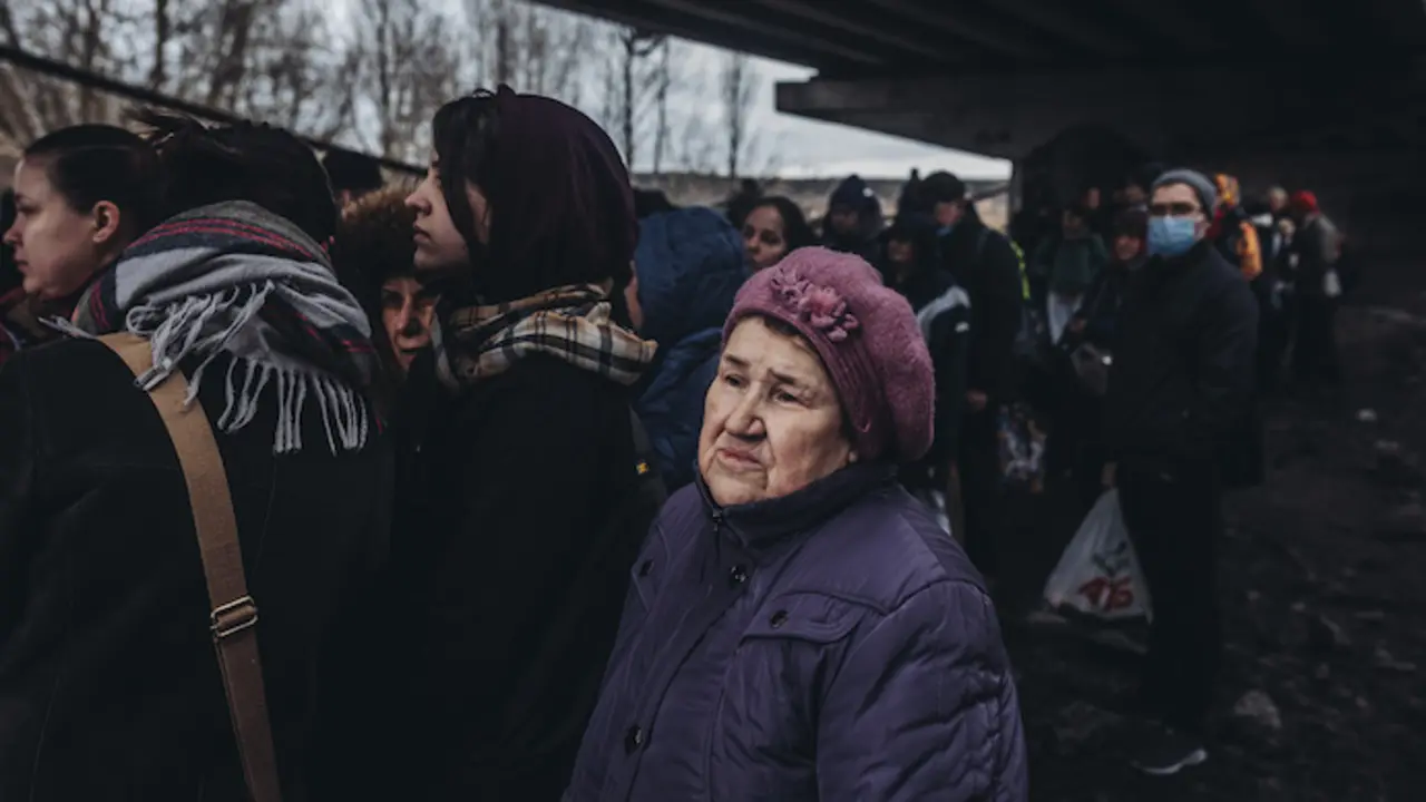 Una mujer mayor, junto a otras personas, espera para cruzar el  r&iacute;o de Irpin, a 5 de marzo de 2022, en Irpin (Ucrania). 
Diego Herrera / Europa Press
