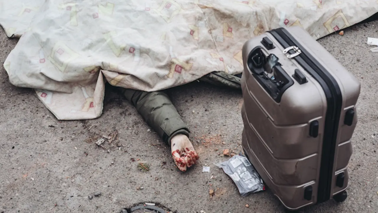 Una persona, que intentaba huir junto a su familia, yace en el suelo despu&eacute;s del bombardeo del ej&eacute;rcito ruso en el punto de evacuaci&oacute;n de Irpi. / Diego Herrera / Europa Press