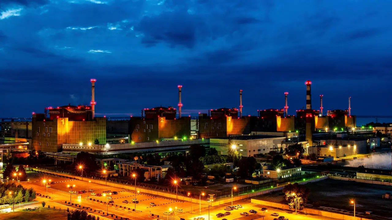 Planta nuclear de Zaporiyia iluminada por la noche. DMYTRO SMOLEYNKO