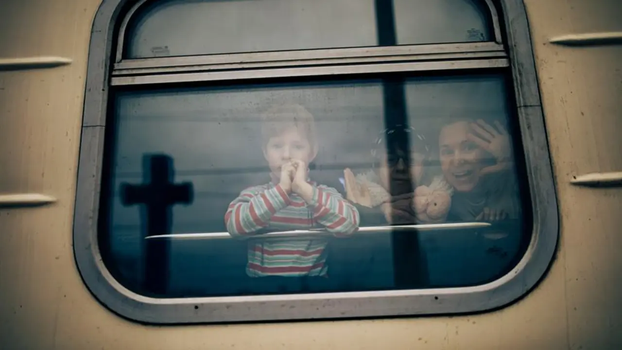 Refugiados ucranianos esperan en la estaci&oacute;n de tren de Chelm, desde donde tomar&aacute;n un tren especial a Varsovia, Polonia EFE/ Bartlomiej Wojtowicz