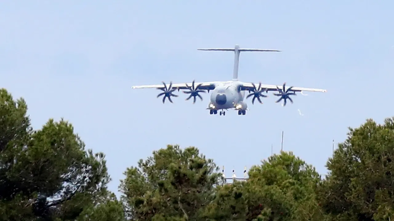 Uno de los aviones del ej&eacute;rcito del Aire a su llegada a la base a&eacute;rea de Los Llanos para recoger el cargamento de armas que enviar&aacute;n a Ucrania, en la base a&eacute;rea de Los Llanos.
