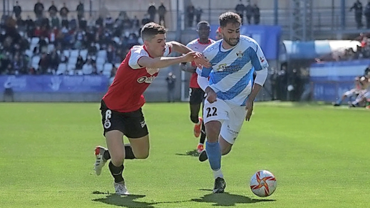 &Iacute;&ntilde;igo, intentando frenar el avance de To&ntilde;o Calvo. / real racing club