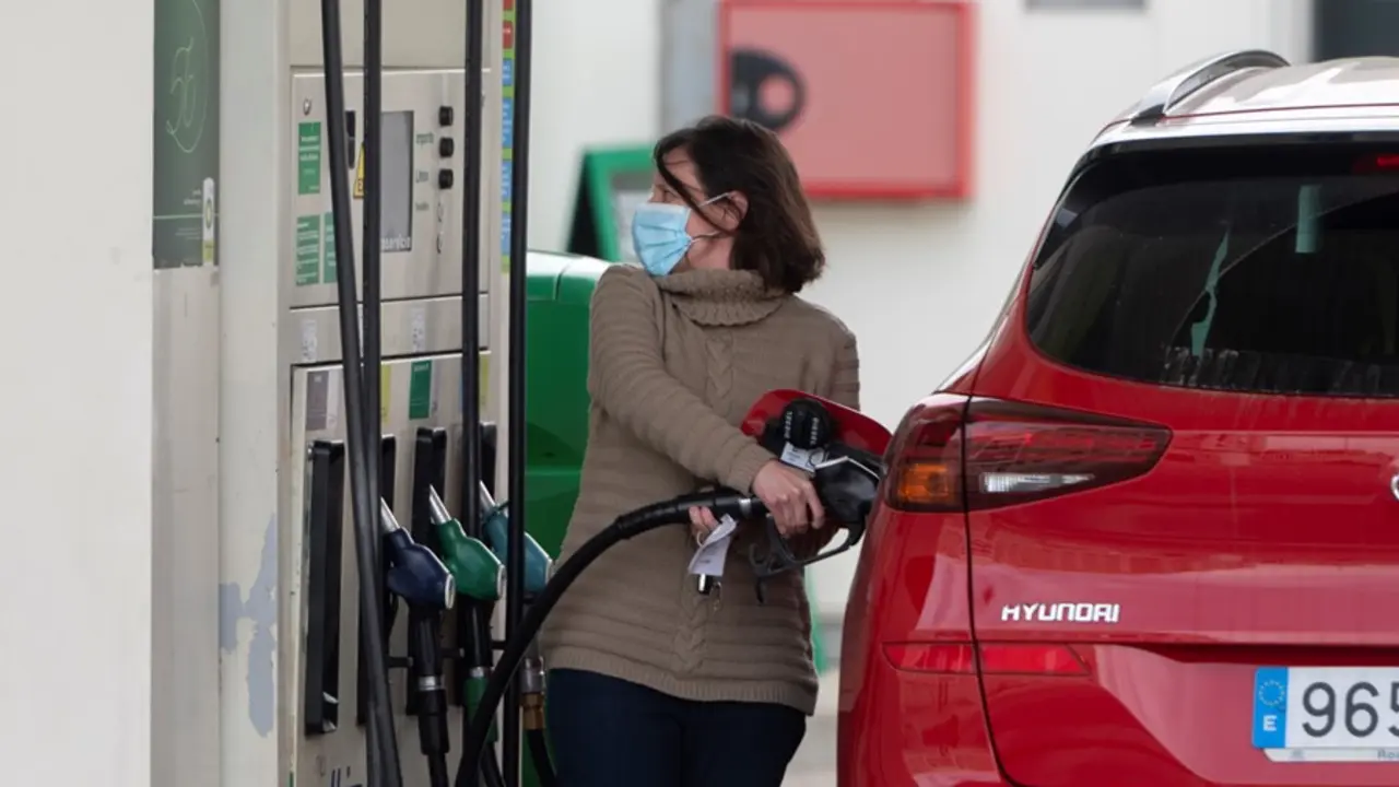 Una chica echando gasolina al coche. / ALERTA