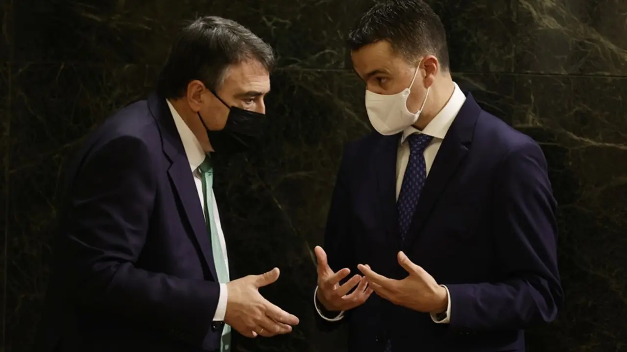 El portavoz del PNV en el Congreso de los Diputados, Aitor Esteban, charlando con el socialista H&eacute;ctor G&oacute;mez