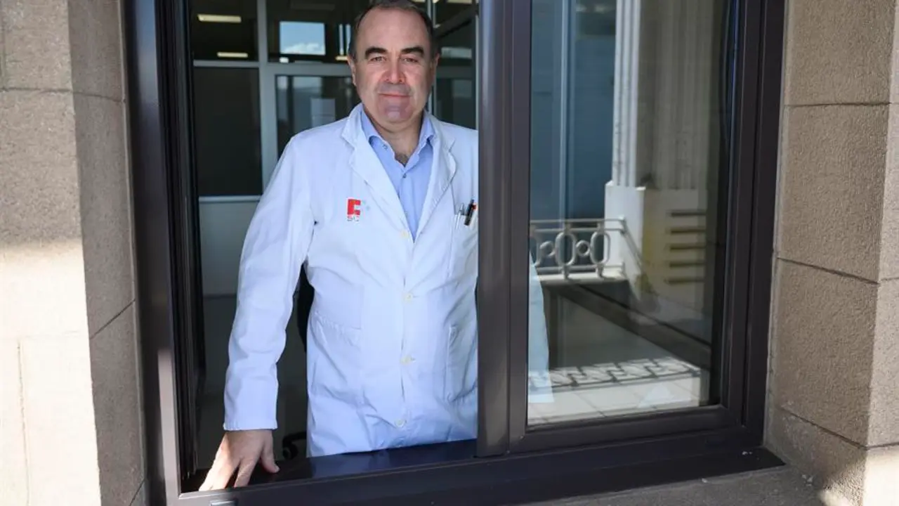 El presidente de la Sociedad Espa&ntilde;ola de Inmunolog&iacute;a, Marcos L&oacute;pez Hoyos, posa tras la entrevista mantenida con la Agencia EFE en Santander. EFE/Pedro Puente Hoyos