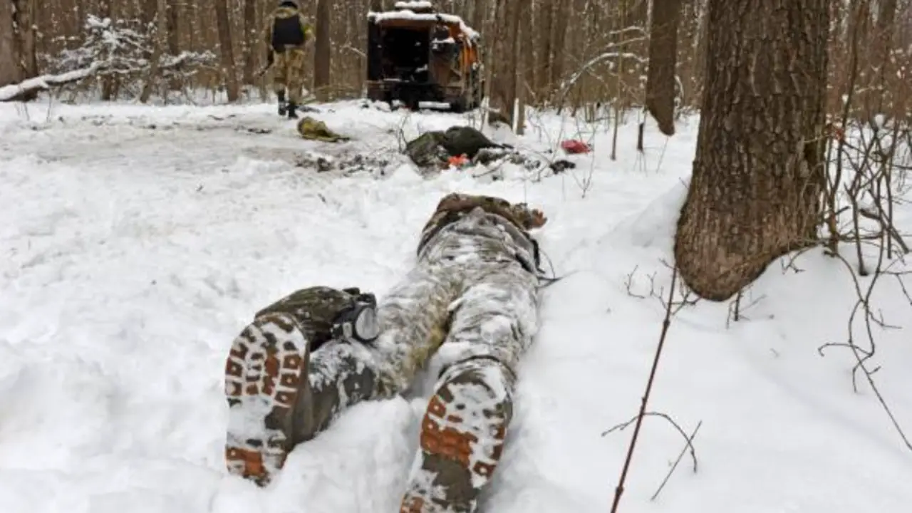 na fotograf&iacute;a tomada el 7 de marzo de 2022 muestra el cad&aacute;ver de un militar cerca de un veh&iacute;culo militar ruso destruido en un bosque a las afueras de la segunda ciudad m&aacute;s grande de Ucrania, Kharkiv. Sergey BOBOK / AFP