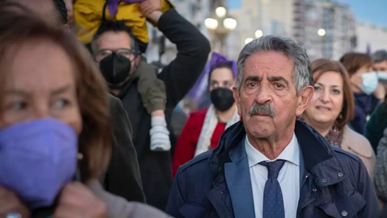 El presidente de Cantabria, Miguel &Aacute;ngel Revilla, participa en la manifestaci&oacute;n por el D&iacute;a Internacional de la Mujer celebrada este martes en Santander. EFE/Rom&aacute;n AguileraEl presidente de Cantabria, Miguel &Aacute;ngel Revilla, participa en la manifestaci&oacute;n por el D&iacute;a Internacional de la Mujer celebrada este martes en Santander. EFE/Rom&aacute;n Aguilera