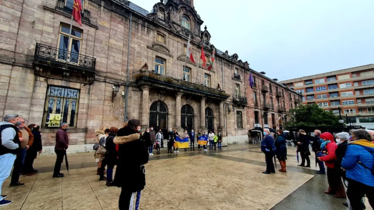 Varias personas en el Boulevar Demetrio Herrero en Torrelavega en apoyo a Ucrania.